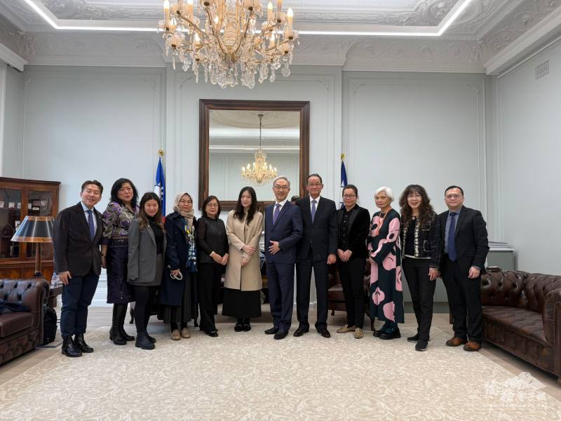 歐總團隊前往倫敦拜會駐英代表大使姚金祥，圖左至右分別為理事周伯銳（英國）、諮詢委員阮紹棣（波蘭）、歐洲台灣青商會會長陳妍（葡萄牙）、監事長張家蘭（土耳其）、諮詢委員曾金華（法國）、總會長李欣恬（英國）、姚金祥、名譽總會長暨國策顧問黃行德（法國）、經濟組長吳若蘭、名譽總會長李玉英（瑞典）、諮詢委員林葳（英國）、僑務組長葉帝余