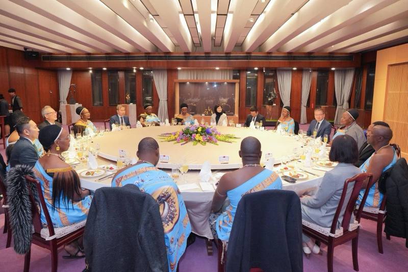 外交部政務次長吳志中晚宴「史瓦帝尼王國中高階文官績效管理系統專班」公共服務部常務次長夏芭琪（Cebile Nhlabatsi）及訪團一行。