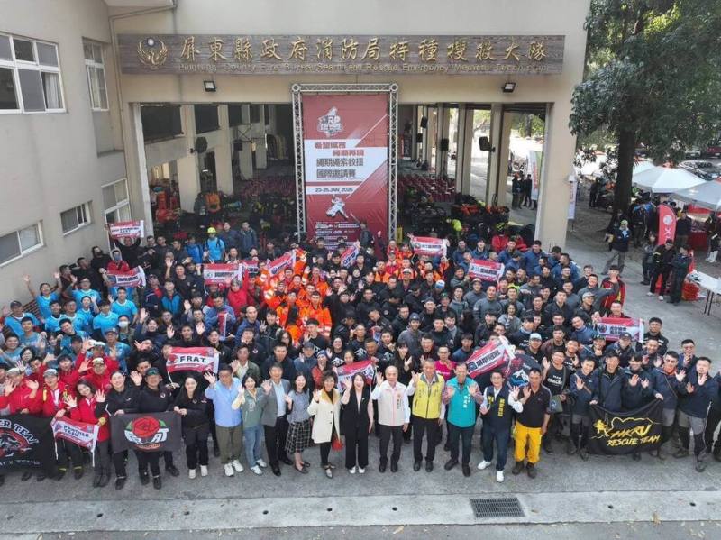 屏東縣消防局「繩期」繩索救援國際邀請賽23日登場，來自香港、日本、泰國等國際專業救援隊伍，以及台灣包含3個離島在內共22支隊伍齊聚屏東切磋技能。（屏東縣政府消防局提供）