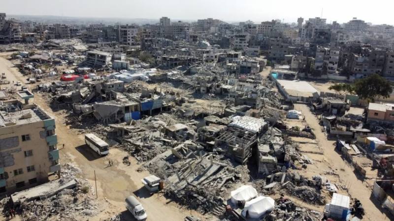 加薩市遭戰火襲擊，去年10月27日空拍畫面可見眾多建物受損，滿目瘡痍。（路透社）