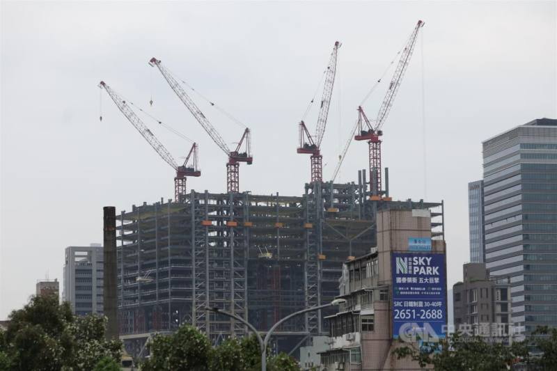 圖為台北市南港區興建中的建案。（中央社檔案照片）