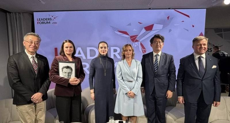 臺灣民主基金會21日於瑞士達沃斯舉辦國際會議，中研院政治學研究所所長吳重禮（左1）、白俄羅斯權力移交協調委員會主席季哈諾夫斯卡婭（左2）、烏克蘭公民自由中心主席馬特維丘克（左3）、烏克蘭雅爾塔歐洲戰略執行長科瓦丘克（右3）、臺灣民主基金會副執行長盧業中（右2）、民主社群秘書長艾德梅納斯（右1）合影。（臺灣民主基金會提供）