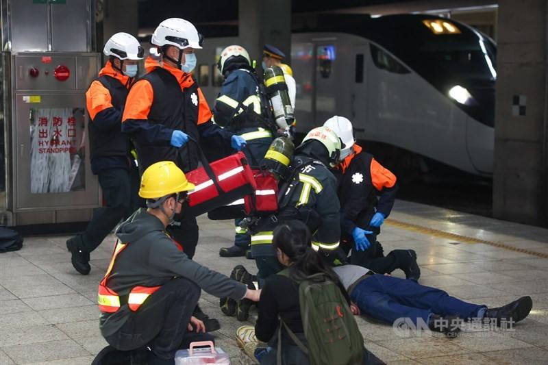 First responders treat an "injured" victim during a response drill simulating an indiscriminate attack at Taipei Main Station on Thursday. CNA photo Jan. 22, 2026