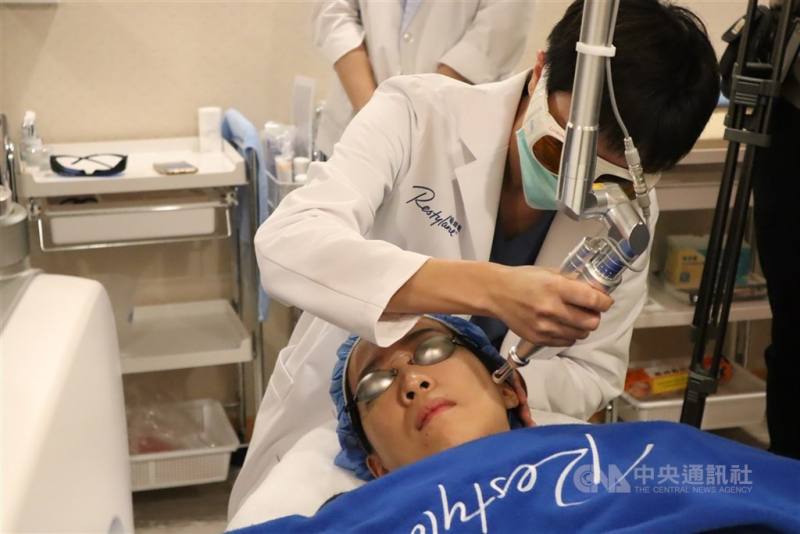 隨醫美新制元旦上路，衛福部「美容醫學專區」近日正式上線。（中央社檔案照片）