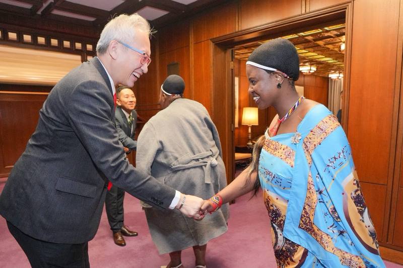 外交部政務次長吳志中握手歡迎「史瓦帝尼王國中高階文官績效管理系統專班」團員外交暨國際合作部常務次長戴蘿蔻（Lomakhosi Dlamini）。