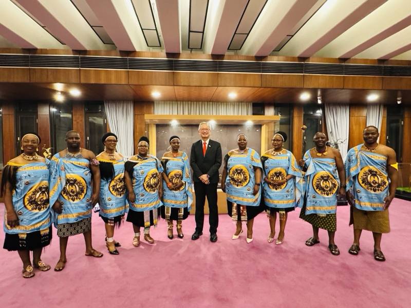 外交部政務次長吳志中與身著傳統服飾之「史瓦帝尼王國中高階文官績效管理系統專班」團員合照。