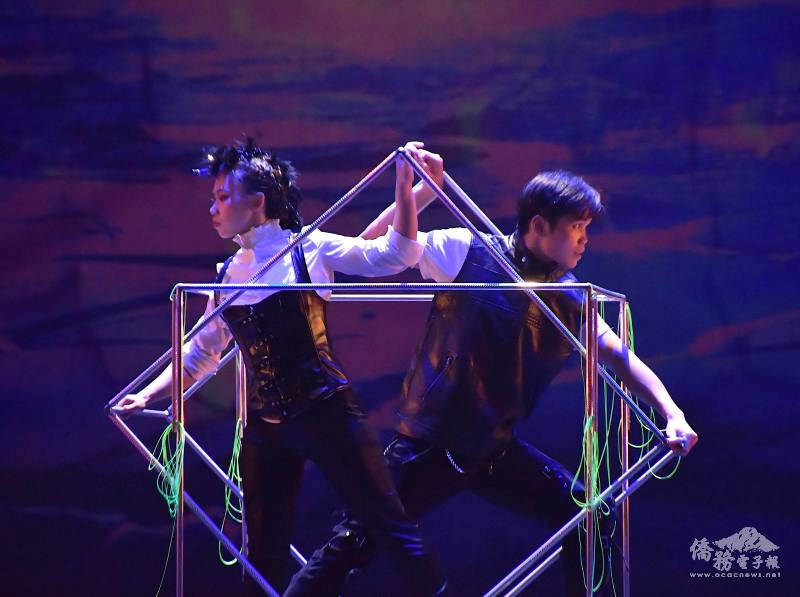 團員運用各式雜技道具，大展姣好身手。