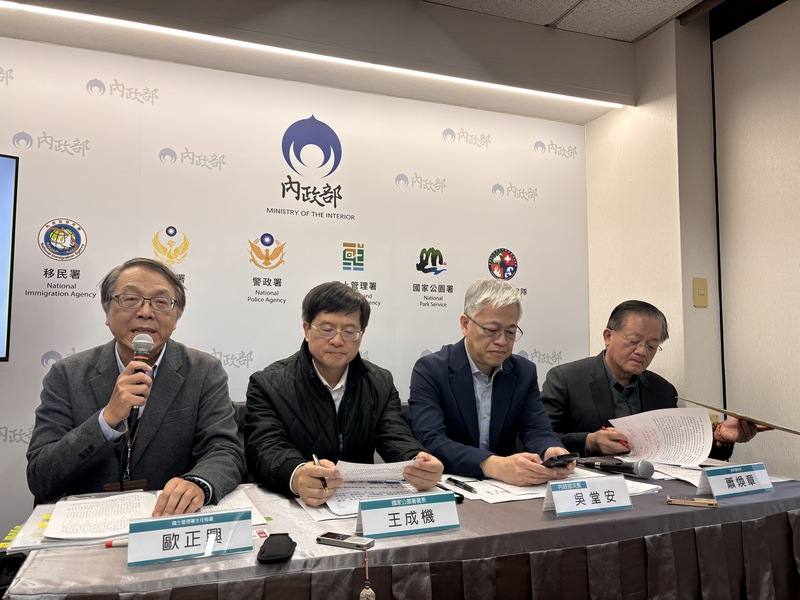 內政部22日舉行部務會報會後記者會，包括內政部國土署主秘歐正興（左起）、國家公園署長王成機、內政部常務次長吳堂安、消防署長蕭煥章出席