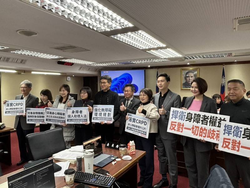 立法院社會福利及衛生環境委員會21、22日審查身心障礙者權益保障法修正草案，朝野立委經過兩天討論，於22日晚間初審通過。身權法已十餘年未大幅修正，衛福部次長呂建德（左6）與朝野立委在法案大抵完成審查後合影留念