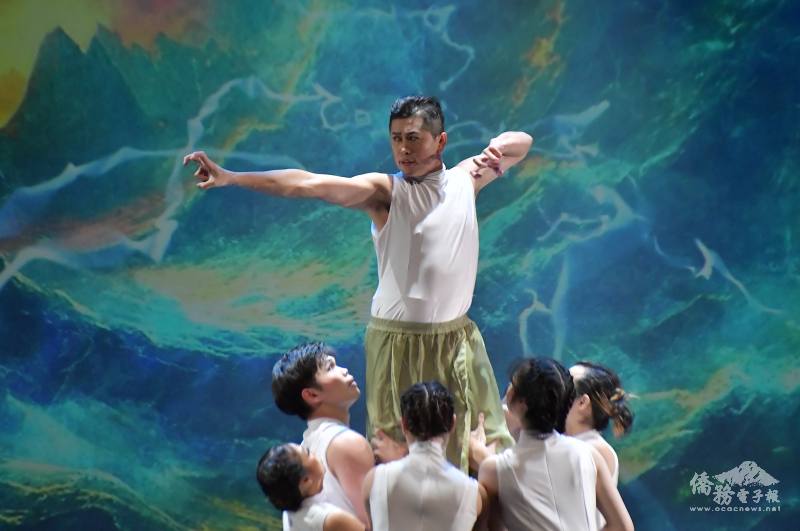 巡演主題《島嶼流光‧藝動臺灣》以東方上古文化「四象」——青龍、白虎、朱雀、玄武為核心意象。圖為演繹青龍代表的祥瑞與新生。