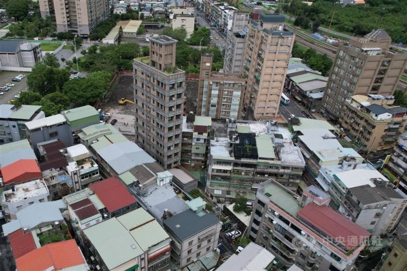 根據591新建案統計，2025年全台10大建商總銷金額合計約新台幣5329億元，不僅較2024年縮水2200多億元，且年減29%，金額與減幅，皆為歷史最大；圖為台北市大樓。（中央社檔案照片）