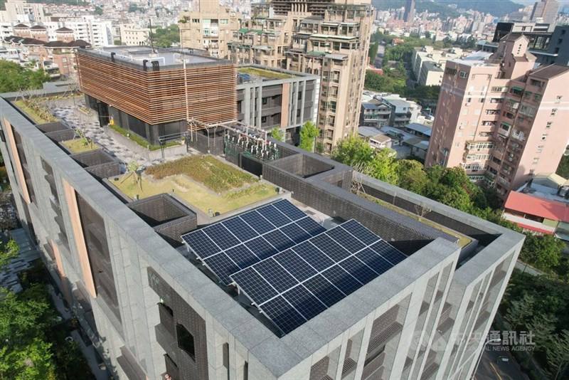 Solar panels are installed on the rooftop of a building in Taipei in this CNA file photo