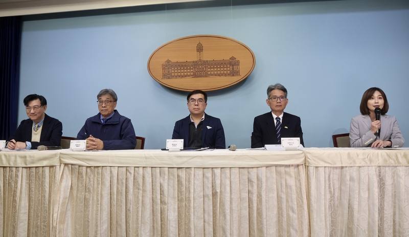 國家氣候變遷對策委員會第6次委員會議22日下午在總統府舉行，晚間召開會後記者會，由總統府發言人郭雅慧（右起）、經濟部次長賴建信、環境部長彭啓明、農業部長陳駿季、內政部次長董建宏出席說明會議重點