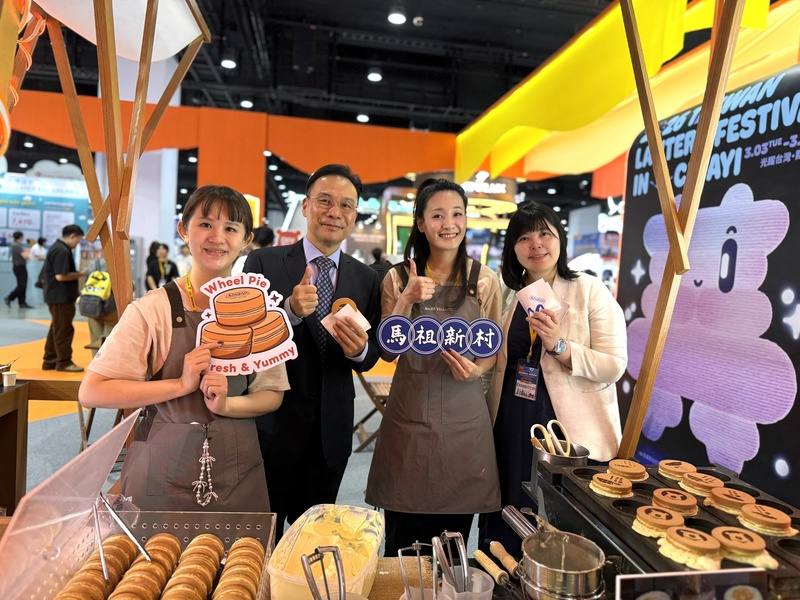台灣館設有攤位，免費提供參觀民眾試吃車輪餅，感受台灣夜市文化。