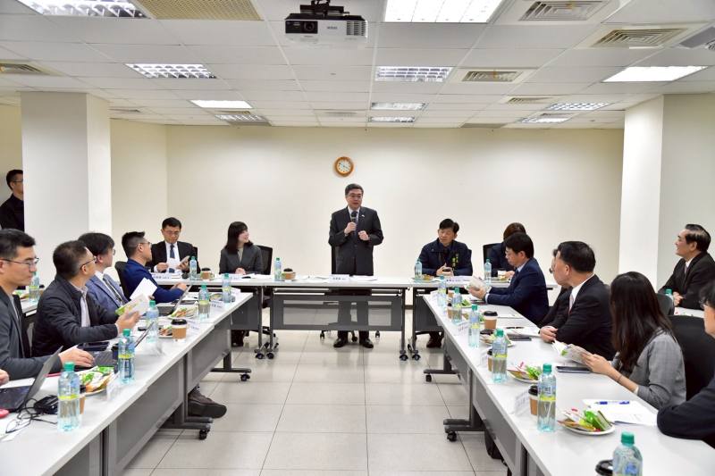 行政院長卓榮泰23日前往臺南市經濟部南臺灣創新園區與汽車產業展開座談