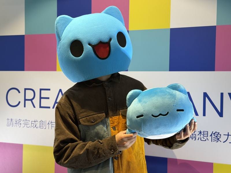 「貓貓蟲咖波」創作者亞拉（圖）接受中央社專訪表示，與頂級IP寶可夢合作開發聯名作品，過程充滿挑戰與成就感，彷彿完成一項重要的「人生清單」。