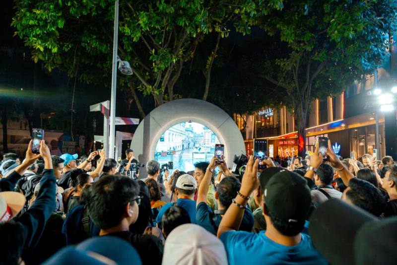 立陶宛公共藝術裝置Portal日前在馬尼拉揭幕，吸引許多當地民眾爭相拍照，體驗即時跨國影像互動。（Go Vilnius提供）