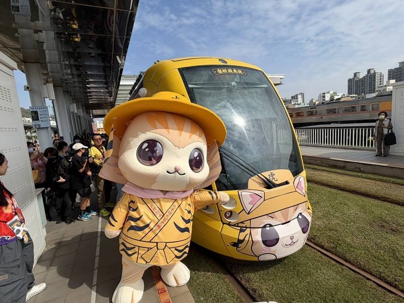 高雄捷運股份有限公司攜手北港朝天宮，在寒假及農曆春節期間，推出聯名彩繪列車「蜜柑站長萌虎平安號」，24日首航吸引大批民眾搭乘、拍照。