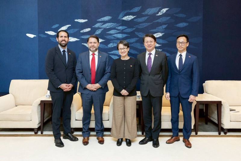 副總統與訪賓一行合影