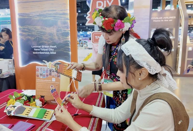 台灣館舉行原住民文化書籤編織DIY活動，吸引民眾參與體驗。