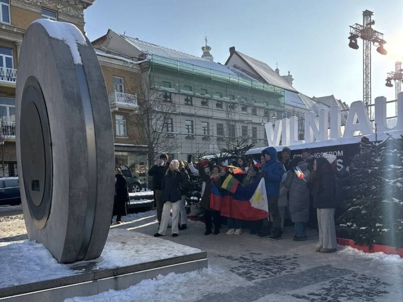 立陶宛的Portal設置於維爾紐斯市政廳廣場，菲律賓馬尼拉裝置開幕當天，在維爾紐斯的菲律賓民眾帶著國旗，前來與家鄉同胞互動。（Go Vilnius提供）