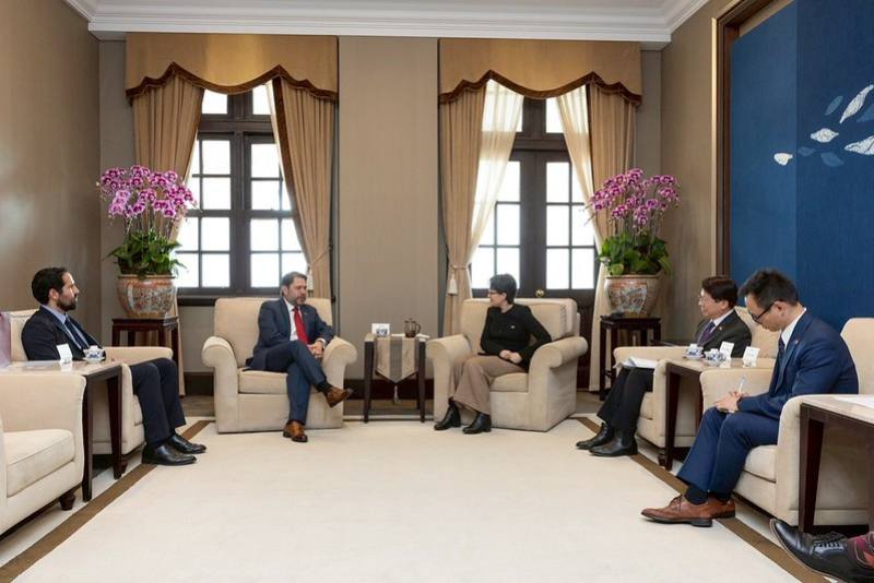 蕭美琴副總統23日上午接見美國聯邦參議員蓋耶哥（Ruben Gallego）訪問團