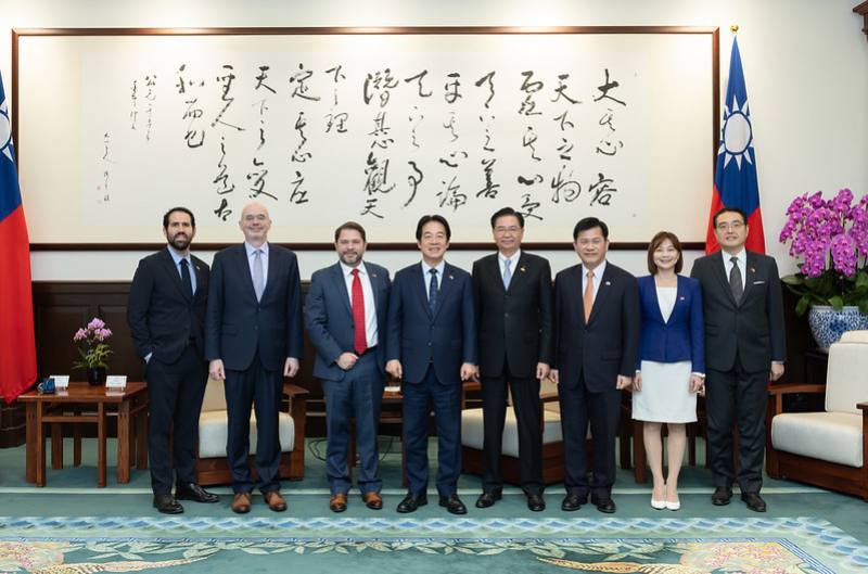 總統與「美國聯邦參議員蓋耶哥訪問團」合影