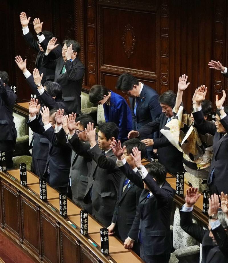 圖為眾議院解散後，高市早苗（藍衣）鞠躬致謝。（共同社）