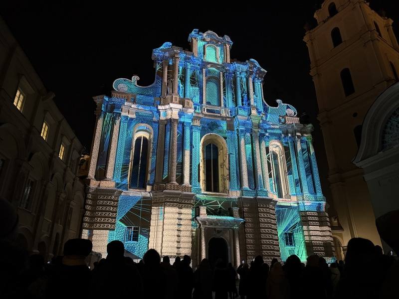 立陶宛一年一度的維爾紐斯燈光節23日登場，老城區化身為大型當代燈光藝術舞台。圖為德國藝術家將色彩繽紛的影像，投射於擁有超過600年歷史的聖約翰教堂立面。