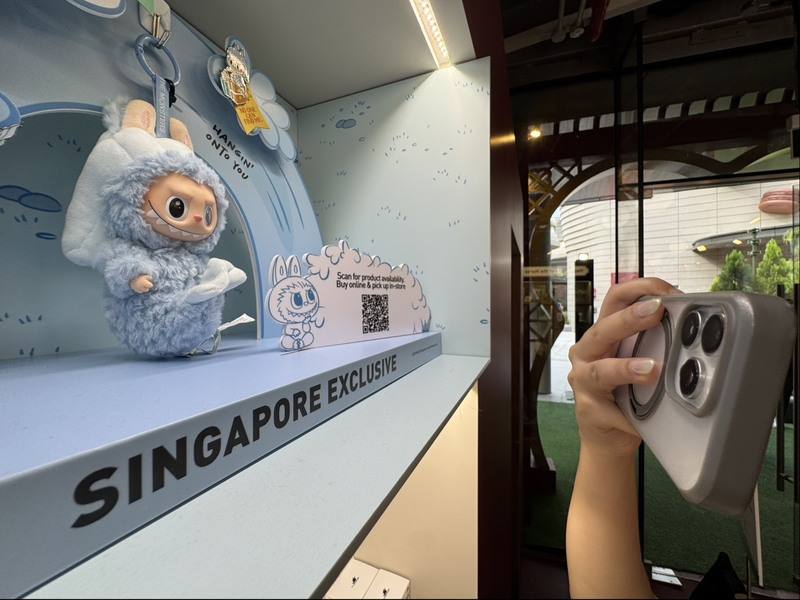 近年爆紅的中國潮玩製造商泡泡瑪特（POP MART）布局東南亞等市場，在新加坡推出魚尾獅造型商品，吸引青年族群與觀光客購買。圖為聖淘沙一處商店。