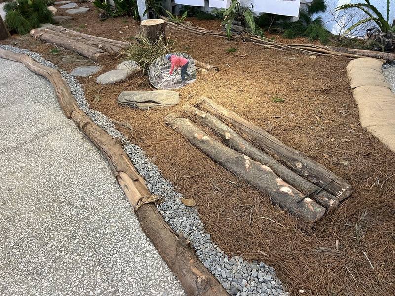 嘉明湖國家步道因高山氣候變化及山友增加使用頻繁，部分路段須修復或補強，林保署台東分署與台灣千里步道協會合作，就地取材手作步道，24日起在台東舉辦10週年特展，展示歷年成果並介紹參與的工作夥伴。