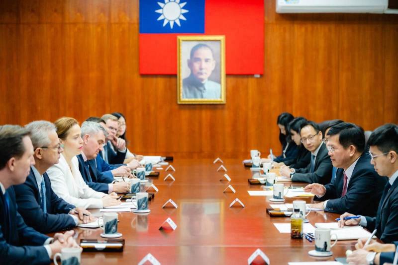 外交部長林佳龍與美國智庫「德國馬歇爾基金會」（German Marshall Fund, GMF）跨大西洋訪問團成員交換意見。