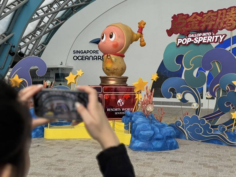 聖淘沙名勝世界與潮玩品牌泡泡瑪特（POP MART）合作，設置裝置藝術搶觀光商機。