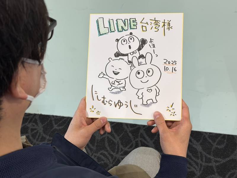 日本人氣貼圖角色「LOVE RABBIT－戀愛兔－」作者西村優志（圖）接受中央社專訪表示，塑造角色魅力的致勝秘訣在於「懸念感」；他也展示手繪作品，問候台灣粉絲。