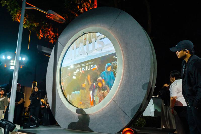 立陶宛科技藝術裝置Portal在亞洲的第一座裝置近日在菲律賓馬尼拉揭幕。Portal裝置透過即時影像，串聯不同城市，讓各地民眾能即時看見彼此並互動。（Go Vilnius提供）