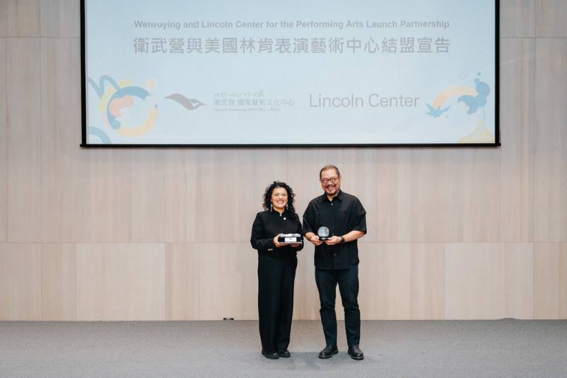 衛武營國家藝術文化中心24日宣布，與紐約林肯表演藝術中心締結策略聯盟。圖為林肯中心首席藝術長珊塔．泰克（Shanta Thake）（左）與衛武營藝術總監簡文彬（右）交換禮物。（衛武營國家藝術文化中心提供）