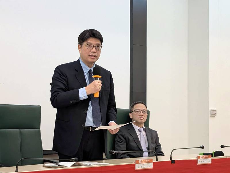 小三通25週年未來展望座談會23日在金門大學舉行，大陸委員會主委邱垂正（左）出席表示，座談與產官學共同檢討、總結過去25年經驗並展望未來，也期待地方政府的意見，「我們都會記錄下來作為重要的施政參考」。