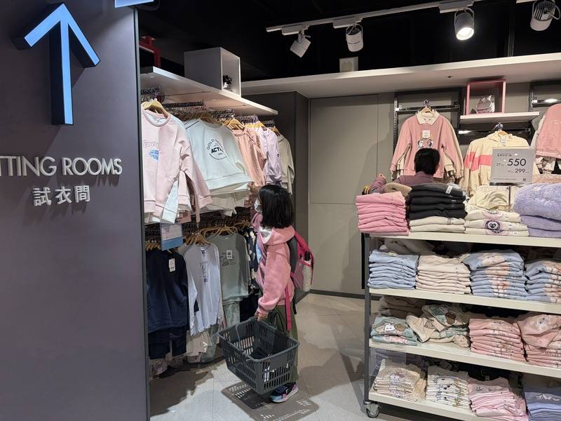 台灣服飾品牌NET延續多年愛心，為台北家扶中心弱勢家庭提供新台幣80萬元提貨金，24日封館讓兒少挑選新衣，兒少開心在衣架前挑選自己想購買的衣服。