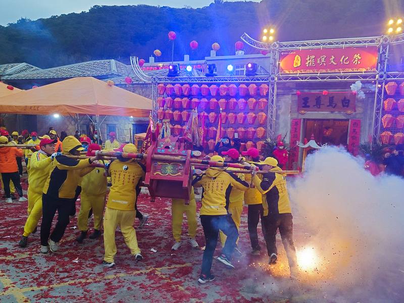 連江縣年度宗教盛事「馬祖擺暝文化祭」將於2月27日開跑，3月1日（農曆正月十三）舉辦的「燒馬糧」儀式更是擺暝文化象徵性的祭典，民眾能近距離觀看神轎穿梭於重重鞭炮中。圖為2025年燒馬糧儀式。