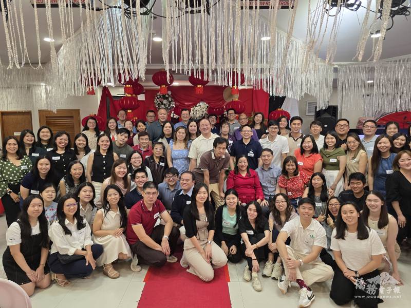 菲華青年服務團總團部理事長陳柏材與出席活動的團務理事及文化交流觀摩團成員合影