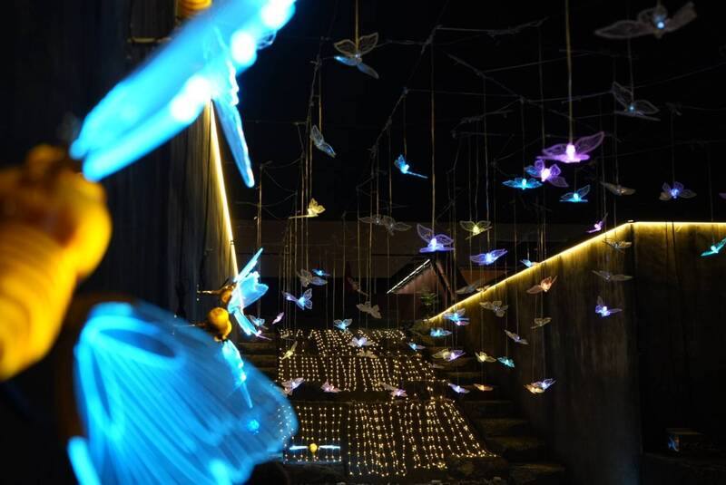 2026屏東燈節23日起正式登場，縣民公園燈區展出藝術燈飾「蝶舞春光」，以屏東紫斑蝶為靈感，在地坑上方構築大面積蝶群飛舞意象，搭配燈光控制營造彩蝶翩翩起舞的律動感。