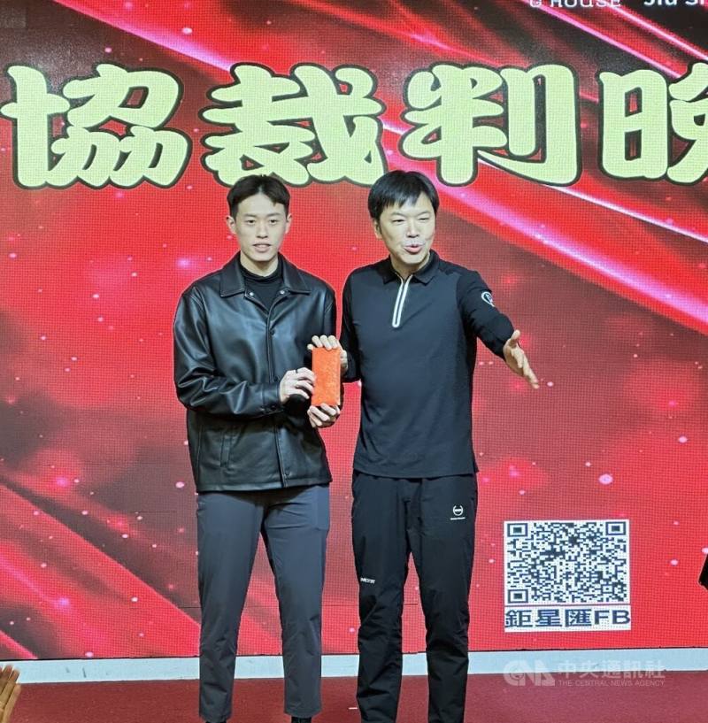 中華民國羽球協會24日舉行裁判年終餐會，甫奪BWF超級750賽事男單冠軍的「左手重砲」林俊易（左）也受邀出席，羽協理事長張國祚（右）現場頒發激勵獎金