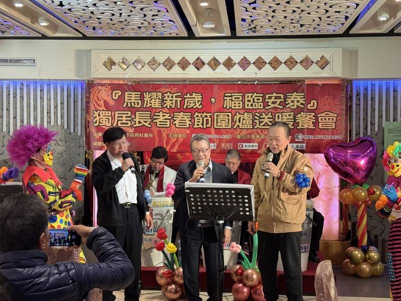 農曆春節腳步近，天主教失智老人基金會一年一度的「萬華獨居長者春節圍爐關懷活動」24日下午登場，透過備糧袋與陪伴，讓長者感受到自己未被遺忘