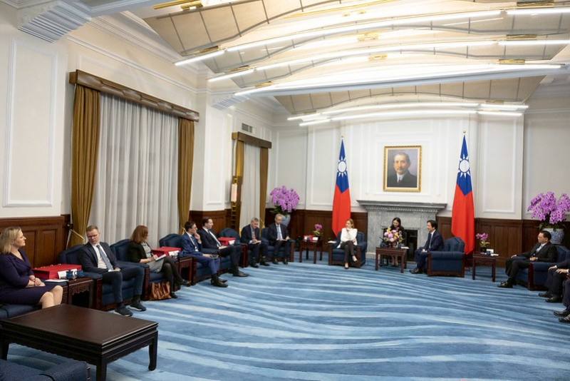 President Lai exchanges views with a transatlantic delegation from the German Marshall Fund.