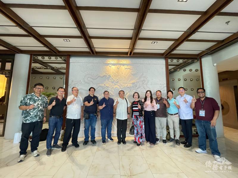 駐菲律賓代表處大使周民淦夫婦與怡朗地區僑界代表(左起范錦銘、蔡龍生、陳開軍、陳培基、胡祖福)於1月23日中午餐敘合影