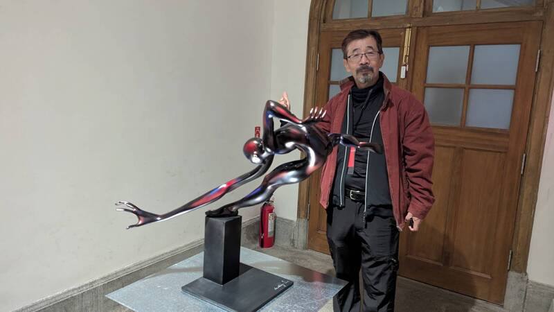 現年64歲的藝術家王尋（圖），曾於美國視覺特效公司任職近12年，返台後運用其動畫工作經驗融入雕塑作品，在近日首屆「藝軒」（PAVILION）展會也展出自身創作
