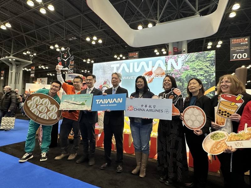 長榮航空美洲總分公司總主任張駿（左3）、駐紐約辦事處長李志強（左4）、華航紐約分公司總經理李文儀（右4）與觀光署駐紐約辦事處主任莊靜真（右2）共同出席2026紐約旅遊冒險展