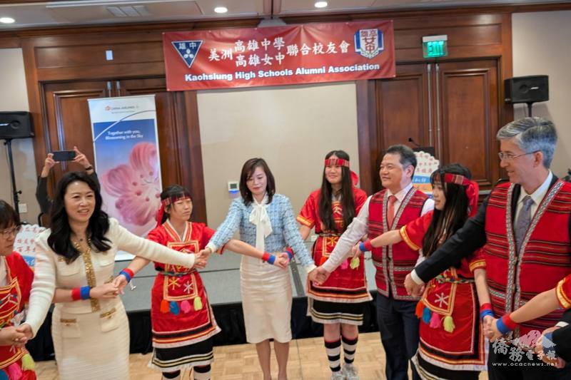 高雄女中學生與紀欽耀（右3）、David Hong（右1）及美洲雄友會會長許書怡（左1）一同體驗臺灣原住民文化舞蹈