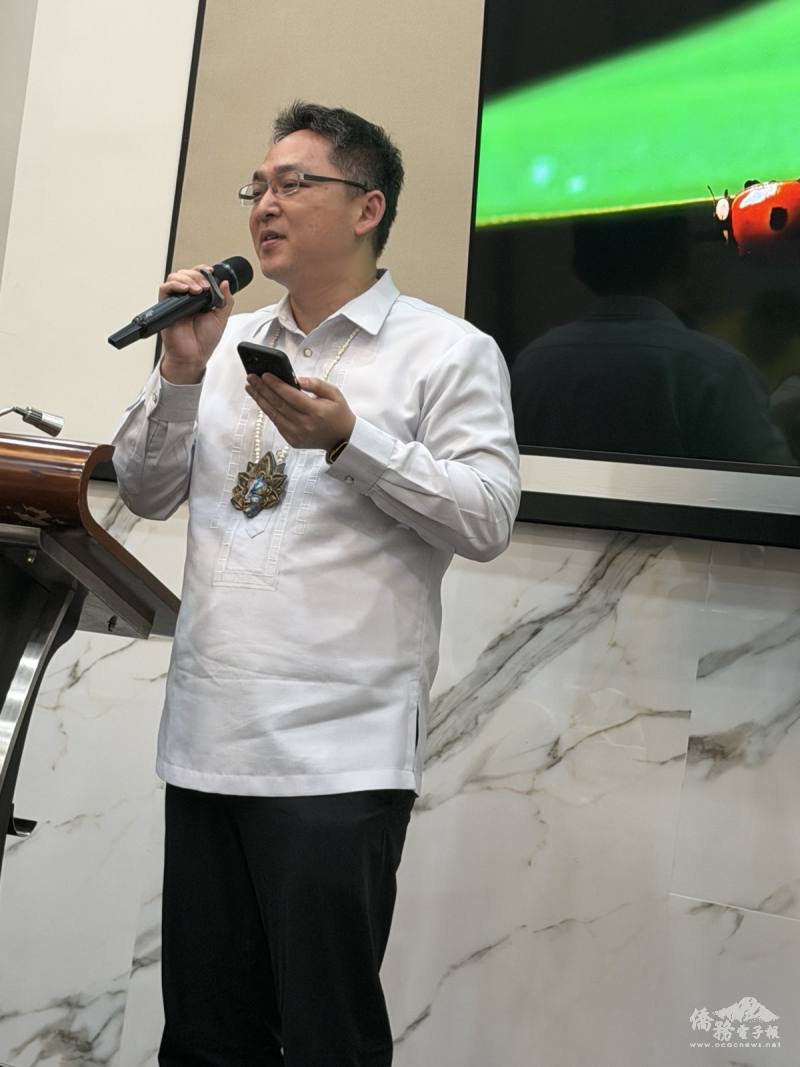 菲華文教服務中心主任莊博智於餐會中介紹全球華文網及僑委會華語學習營計畫