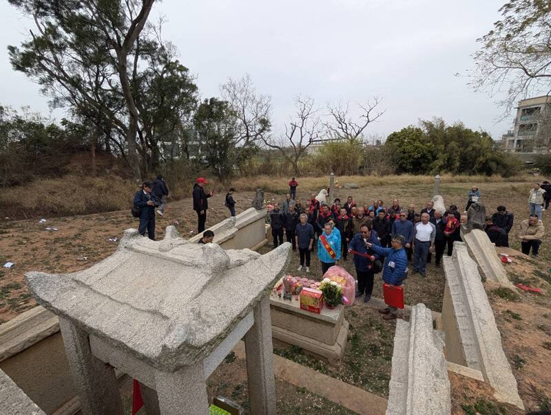 位於金門縣金沙鎮的國定古蹟陳禎墓，因人為破壞、不當修復等影響而有損壞，歷經多年修復工程已竣工，25日謝土祭典中，陳禎分布兩岸的後代齊聚參與